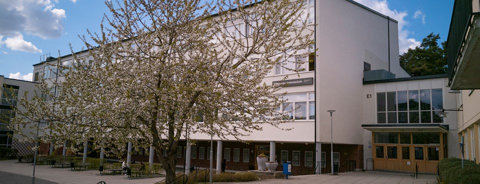 Fasaden på Kärrtorps gymnasium.